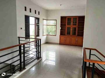 DIJUAL RUMAH DENGAN LUAS TANAH 165 m2 RUMAH SANGAT TERAWAT DAN RAPI TINGGAL NEMPATI LANGSUNG GAK PAKE PR