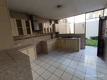 ¿Buscas una casa espaciosa y bien ubicada cerca de la Facultad de Medicina de la USMP en La Molina?