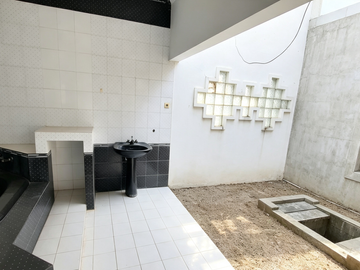 DIJUAL RUMAH MEWAH 2 LT DI PURI CINERE

Depok, Jawa Barat