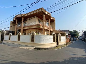 RUMAH HOOK BAGUS DALAM KOMPLEK STRATEGIS di BUARAN JAKARTA TIMUR