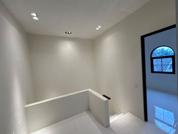 Di jual rumah 2 lantai minimalis modern lokasi lowokwaru kota malang