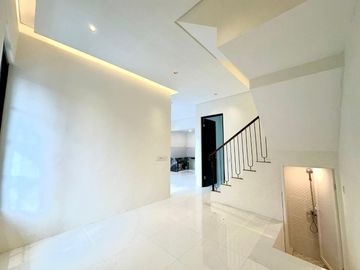 Di jual rumah 2 lantai minimalis modern lokasi lowokwaru kota malang