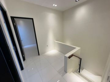 Di jual rumah 2 lantai minimalis modern lokasi lowokwaru kota malang