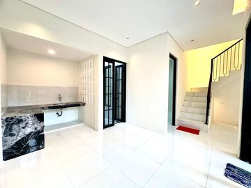 Di jual rumah 2 lantai minimalis modern lokasi lowokwaru kota malang