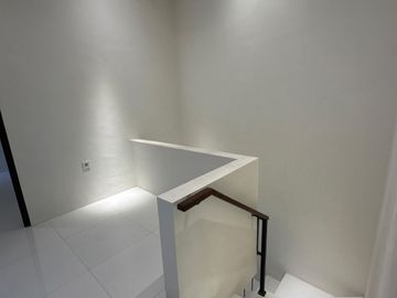 Di jual rumah 2 lantai minimalis modern lokasi lowokwaru kota malang