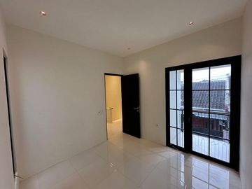 Di jual rumah 2 lantai minimalis modern lokasi lowokwaru kota malang