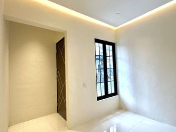 Di jual rumah 2 lantai minimalis modern lokasi lowokwaru kota malang