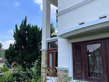 Rumah Mewah & Elegan 5 Kamar di Atas Tanah 403 M² - Lingkungan Premium