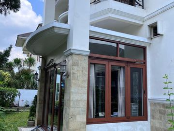 Rumah Mewah & Elegan 5 Kamar di Atas Tanah 403 M² - Lingkungan Premium