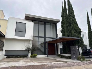 CASA DE AUTOR EN VENTA REFUGIO QUERÉTARO DE 3 RECÁMARAS, JARDÍN Y DOBLE ALTURA