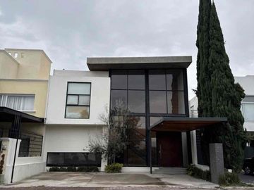 CASA DE AUTOR EN VENTA REFUGIO QUERÉTARO DE 3 RECÁMARAS, JARDÍN Y DOBLE ALTURA
