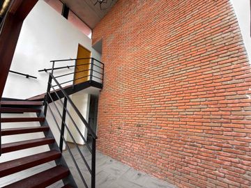 CASA DE AUTOR EN VENTA REFUGIO QUERÉTARO DE 3 RECÁMARAS, JARDÍN Y DOBLE ALTURA