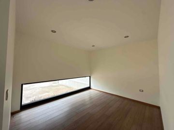 CASA DE AUTOR EN VENTA REFUGIO QUERÉTARO DE 3 RECÁMARAS, JARDÍN Y DOBLE ALTURA
