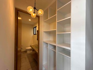 CASA DE AUTOR EN VENTA REFUGIO QUERÉTARO DE 3 RECÁMARAS, JARDÍN Y DOBLE ALTURA