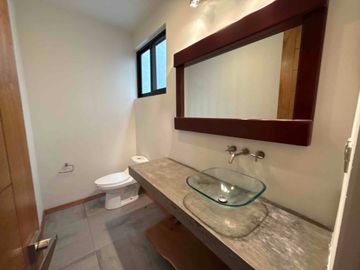 CASA DE AUTOR EN VENTA REFUGIO QUERÉTARO DE 3 RECÁMARAS, JARDÍN Y DOBLE ALTURA