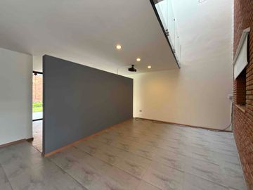 CASA DE AUTOR EN VENTA REFUGIO QUERÉTARO DE 3 RECÁMARAS, JARDÍN Y DOBLE ALTURA