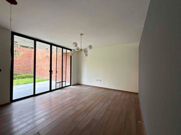 CASA DE AUTOR EN VENTA REFUGIO QUERÉTARO DE 3 RECÁMARAS, JARDÍN Y DOBLE ALTURA