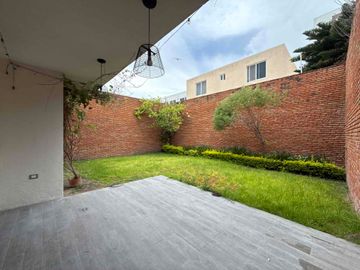 CASA DE AUTOR EN VENTA REFUGIO QUERÉTARO DE 3 RECÁMARAS, JARDÍN Y DOBLE ALTURA