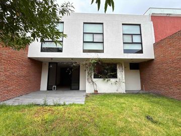 CASA DE AUTOR EN VENTA REFUGIO QUERÉTARO DE 3 RECÁMARAS, JARDÍN Y DOBLE ALTURA