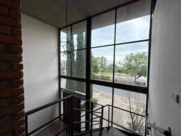 CASA DE AUTOR EN VENTA REFUGIO QUERÉTARO DE 3 RECÁMARAS, JARDÍN Y DOBLE ALTURA