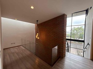CASA DE AUTOR EN VENTA REFUGIO QUERÉTARO DE 3 RECÁMARAS, JARDÍN Y DOBLE ALTURA