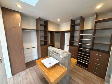 CASA DE AUTOR EN VENTA REFUGIO QUERÉTARO DE 3 RECÁMARAS, JARDÍN Y DOBLE ALTURA