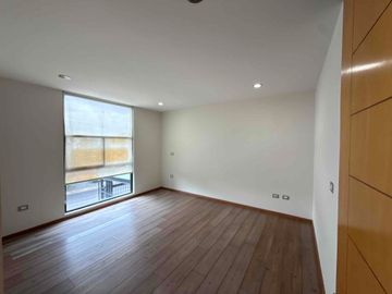 CASA DE AUTOR EN VENTA REFUGIO QUERÉTARO DE 3 RECÁMARAS, JARDÍN Y DOBLE ALTURA