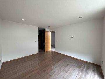 CASA DE AUTOR EN VENTA REFUGIO QUERÉTARO DE 3 RECÁMARAS, JARDÍN Y DOBLE ALTURA