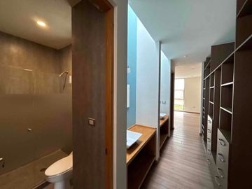CASA DE AUTOR EN VENTA REFUGIO QUERÉTARO DE 3 RECÁMARAS, JARDÍN Y DOBLE ALTURA