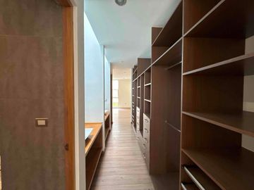 CASA DE AUTOR EN VENTA REFUGIO QUERÉTARO DE 3 RECÁMARAS, JARDÍN Y DOBLE ALTURA