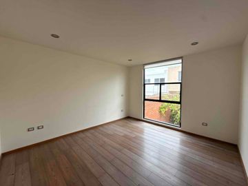CASA DE AUTOR EN VENTA REFUGIO QUERÉTARO DE 3 RECÁMARAS, JARDÍN Y DOBLE ALTURA