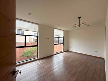 CASA DE AUTOR EN VENTA REFUGIO QUERÉTARO DE 3 RECÁMARAS, JARDÍN Y DOBLE ALTURA