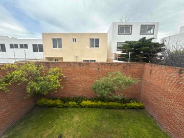CASA DE AUTOR EN VENTA REFUGIO QUERÉTARO DE 3 RECÁMARAS, JARDÍN Y DOBLE ALTURA