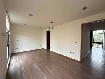 CASA DE AUTOR EN VENTA REFUGIO QUERÉTARO DE 3 RECÁMARAS, JARDÍN Y DOBLE ALTURA