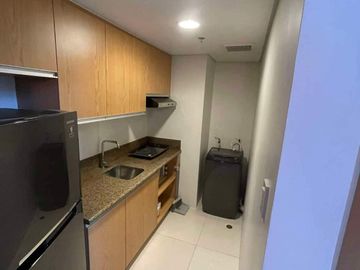 For Rent: 1BR w/ balcony in Time Square West for 40k per mos!