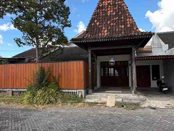 RUMAH HOOK ETNIK JOGLO DENGAN KOLAM RENANG PRIBADI DALAM PERUMAHAN DI JALAN PARANGTRITIS KM 5 SEWON