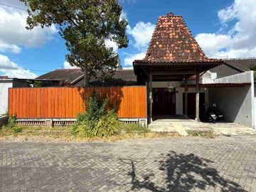 RUMAH HOOK ETNIK JOGLO DENGAN KOLAM RENANG PRIBADI DALAM PERUMAHAN DI JALAN PARANGTRITIS KM 5 SEWON