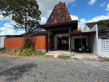 RUMAH HOOK ETNIK JOGLO DENGAN KOLAM RENANG PRIBADI DALAM PERUMAHAN DI JALAN PARANGTRITIS KM 5 SEWON
