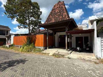 RUMAH HOOK ETNIK JOGLO DENGAN KOLAM RENANG PRIBADI DALAM PERUMAHAN DI JALAN PARANGTRITIS KM 5 SEWON