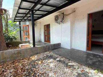 RUMAH HOOK ETNIK JOGLO DENGAN KOLAM RENANG PRIBADI DALAM PERUMAHAN DI JALAN PARANGTRITIS KM 5 SEWON