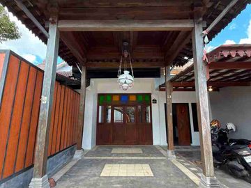 RUMAH HOOK ETNIK JOGLO DENGAN KOLAM RENANG PRIBADI DALAM PERUMAHAN DI JALAN PARANGTRITIS KM 5 SEWON