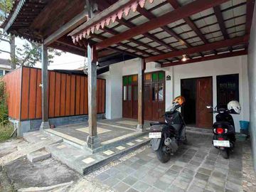 RUMAH HOOK ETNIK JOGLO DENGAN KOLAM RENANG PRIBADI DALAM PERUMAHAN DI JALAN PARANGTRITIS KM 5 SEWON