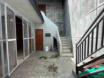 RUMAH HOOK ETNIK JOGLO DENGAN KOLAM RENANG PRIBADI DALAM PERUMAHAN DI JALAN PARANGTRITIS KM 5 SEWON
