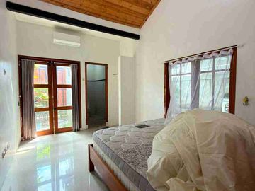 RUMAH HOOK ETNIK JOGLO DENGAN KOLAM RENANG PRIBADI DALAM PERUMAHAN DI JALAN PARANGTRITIS KM 5 SEWON