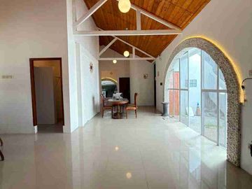 RUMAH HOOK ETNIK JOGLO DENGAN KOLAM RENANG PRIBADI DALAM PERUMAHAN DI JALAN PARANGTRITIS KM 5 SEWON