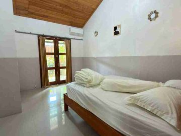 RUMAH HOOK ETNIK JOGLO DENGAN KOLAM RENANG PRIBADI DALAM PERUMAHAN DI JALAN PARANGTRITIS KM 5 SEWON