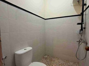 RUMAH HOOK ETNIK JOGLO DENGAN KOLAM RENANG PRIBADI DALAM PERUMAHAN DI JALAN PARANGTRITIS KM 5 SEWON