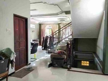 Dijual rumah 3 lantai wika