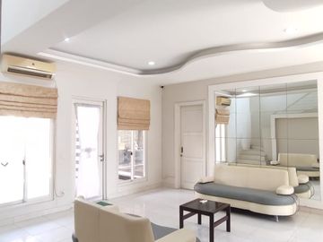 DISEWAKAN RUMAH RAPIH SIAP HUNI DI	CLUSTER SAPPHIRE , PHG GADING SERPONG