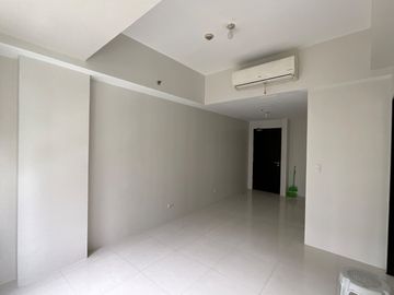 FOR LEASE | Pool View 1-Bedroom Condominium 81 Newport Boulevard, Newport City, Pasay City Monthly Rent: ₱30,000/month